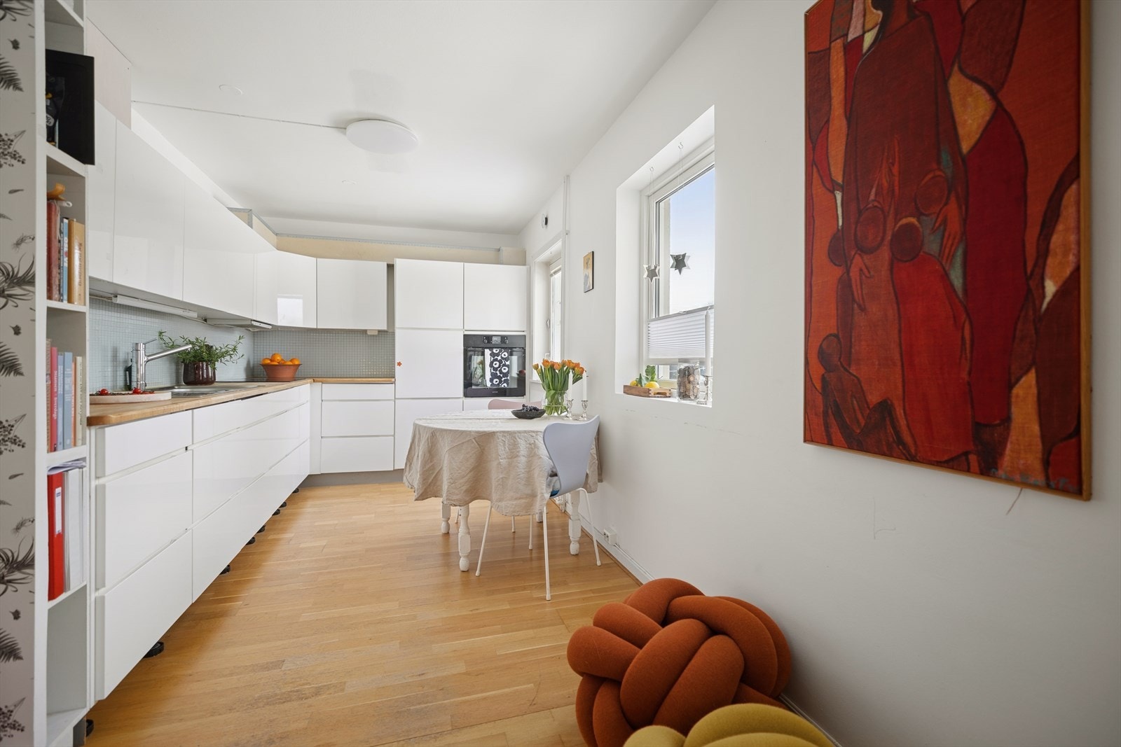 Lyst og innbydende kjøkken med praktisk planløsning og godt med benkeplass. Galleribilde