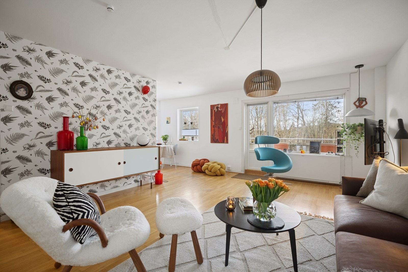 Lys og luftig stue med direkte adkomst til vestvendt balkong. Galleribilde