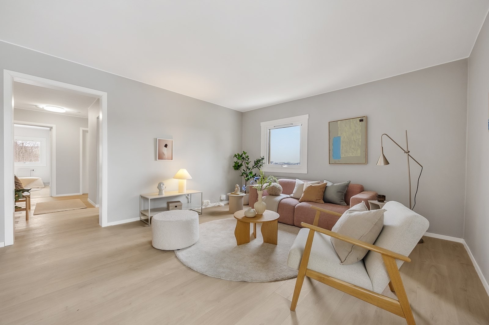 Rommet har en takhøyde på 2,4 meter og oppvarming via radiatorer. Galleribilde