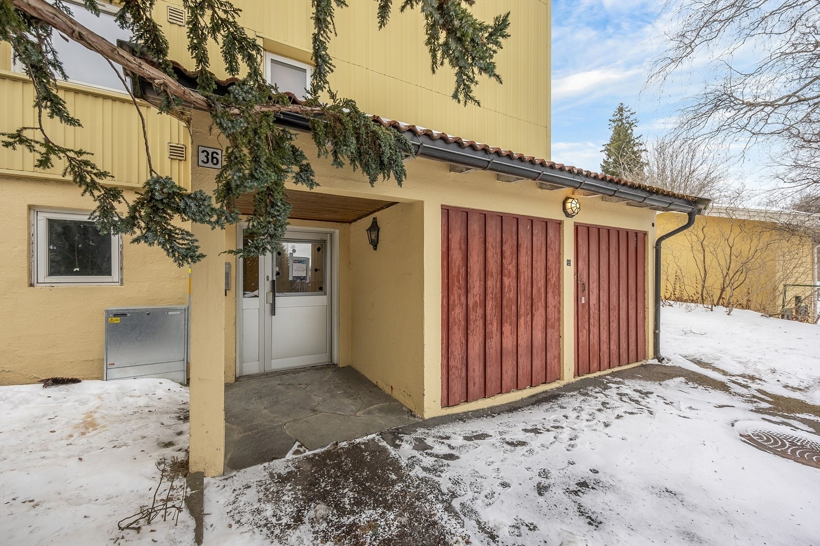 Leiligheten ligger i en lavblokk fra 1960 i Askelia Borettslag. Adkomst til leiligheten i 2. etasje skjer via felles, overbygget inngangsparti. Galleribilde