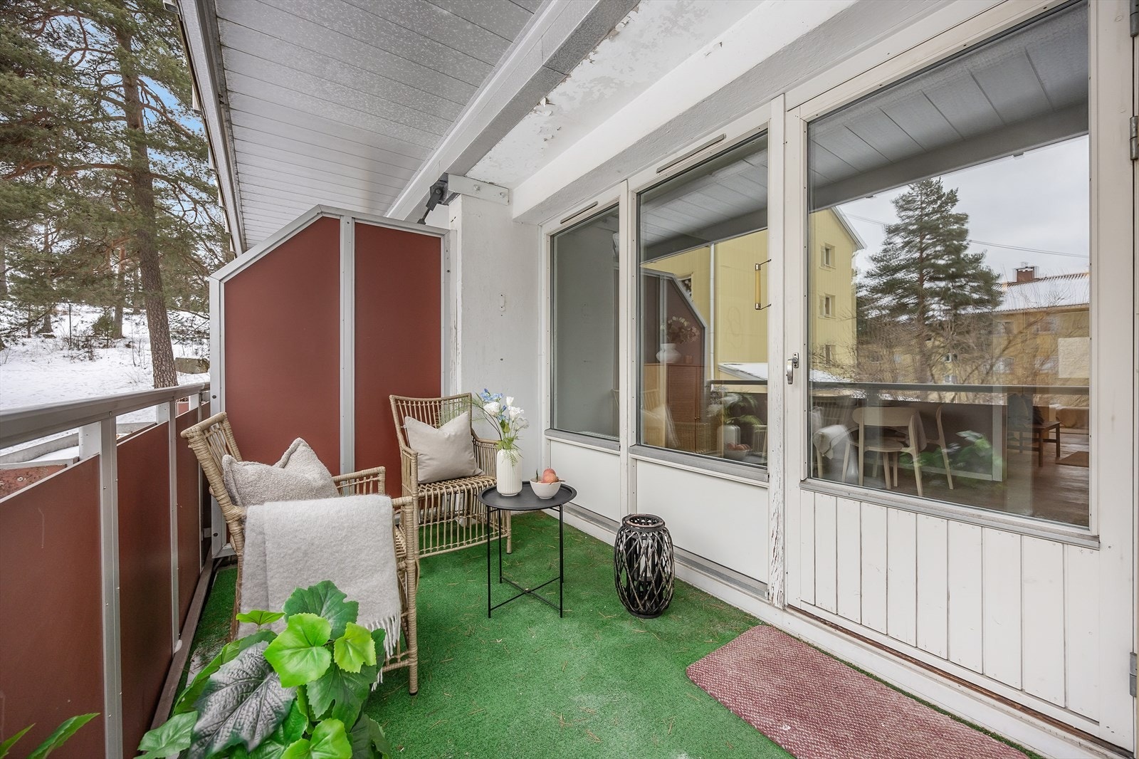 Balkongen er overbygget, noe som gir ly for vær og vind. Galleribilde