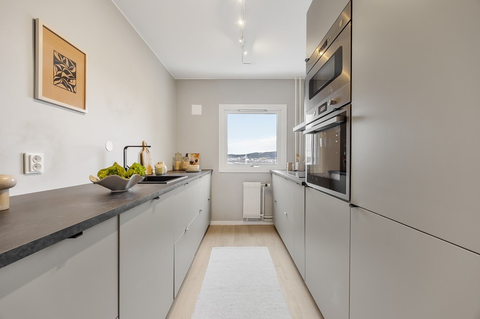 Kjøkkenet er fornyet i 2025 og har integrerte hvitevarer som stekeovn, mikro og kjøl/frys. Galleribilde