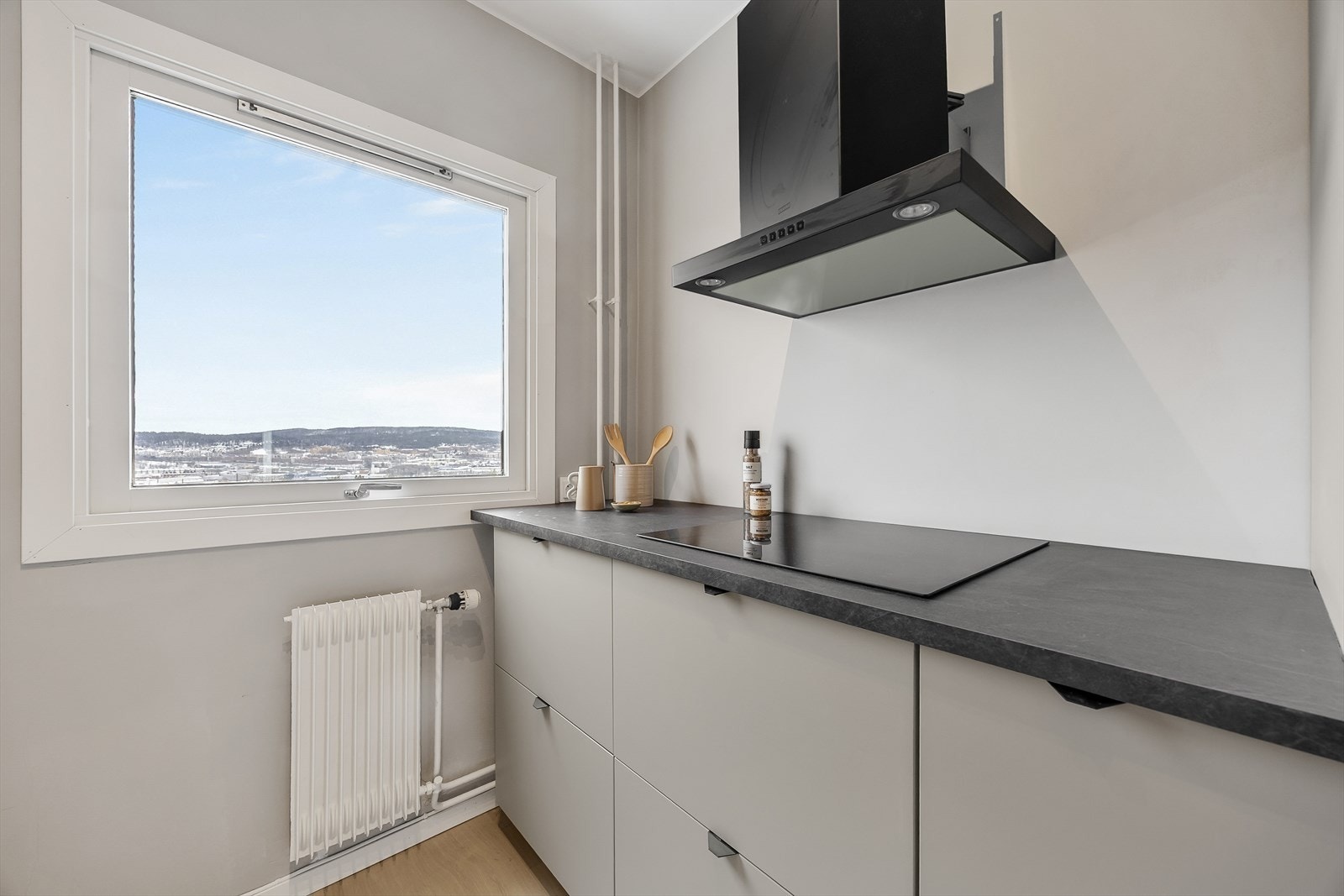 Kjøkkenet har induksjonsplatetopp med integrert kullfilterventilator for effektivt avsug. Galleribilde