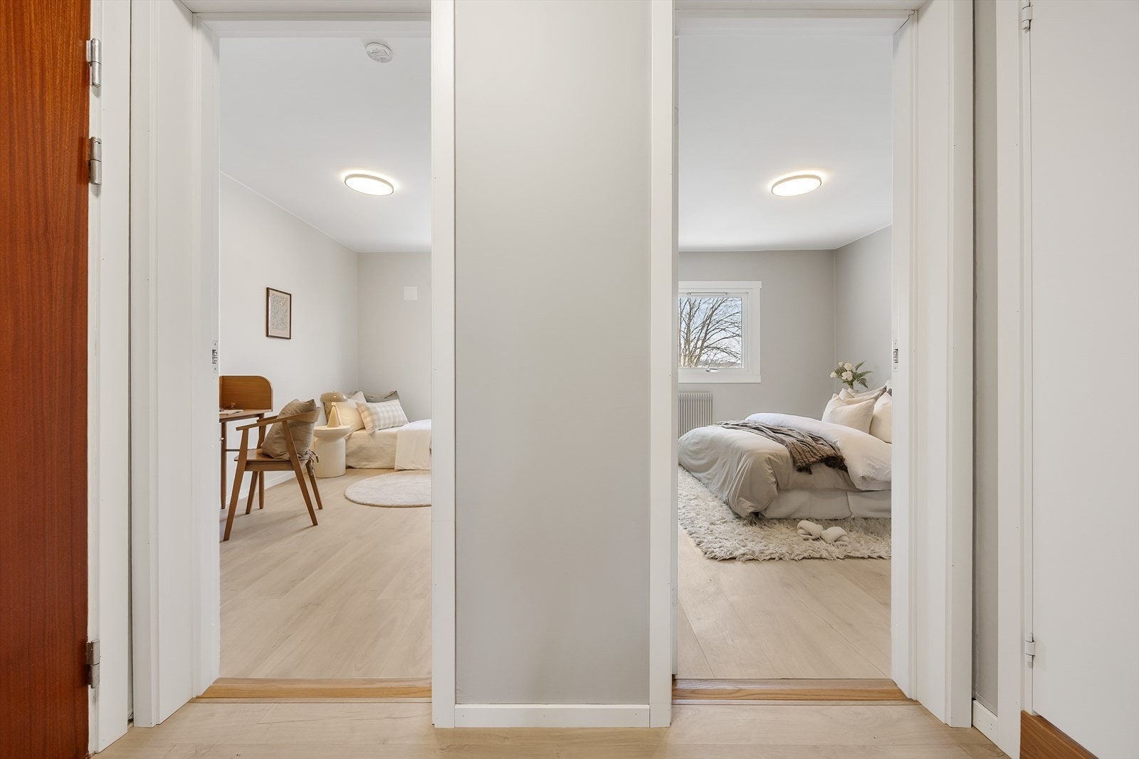 Begge soverommene har nye, hvitmalte glatte dører fra 2025. Galleribilde