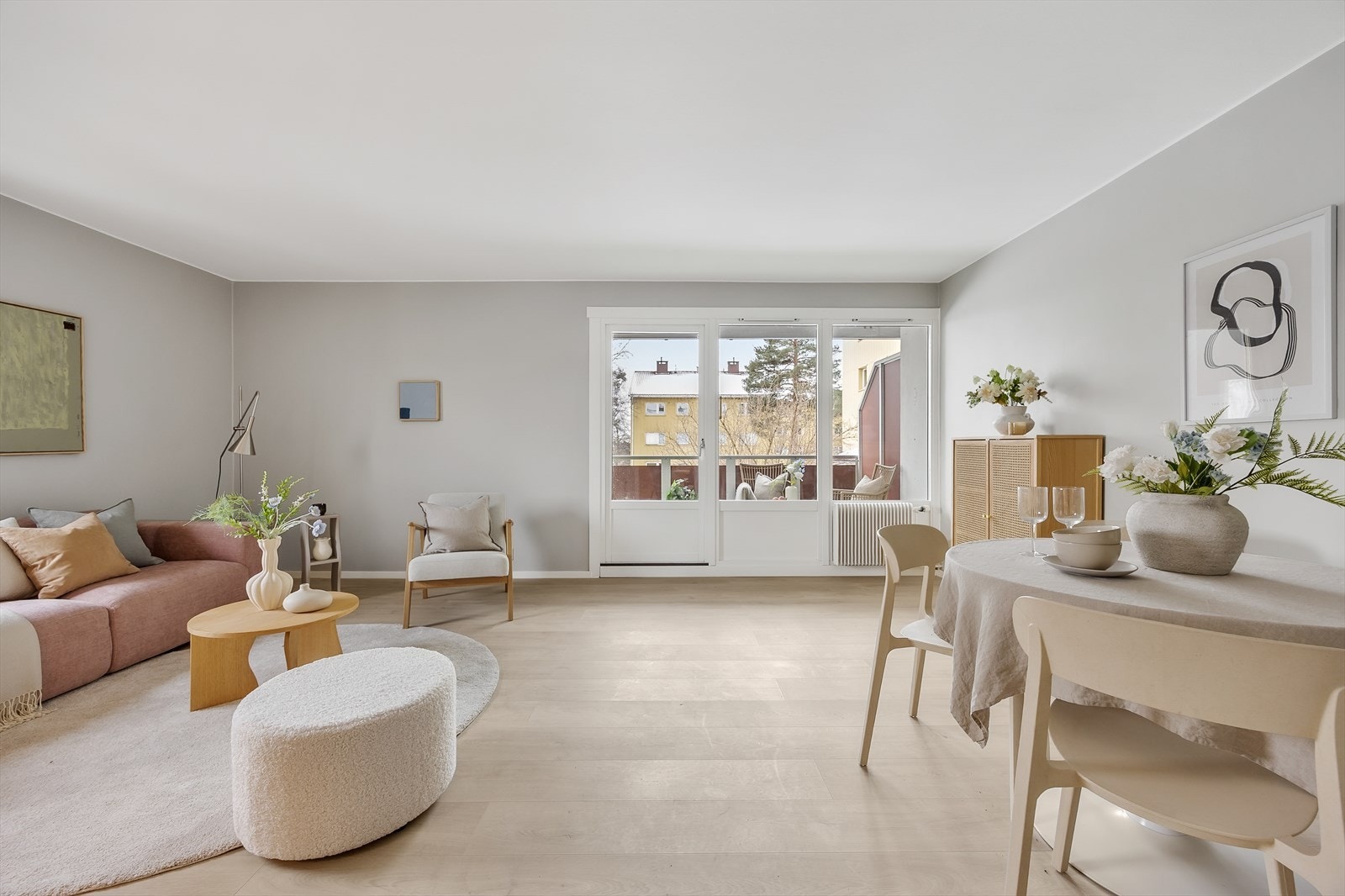 Stuen er et sentralt samlingspunkt med god plass til både sofagruppe og spisebord. Galleribilde