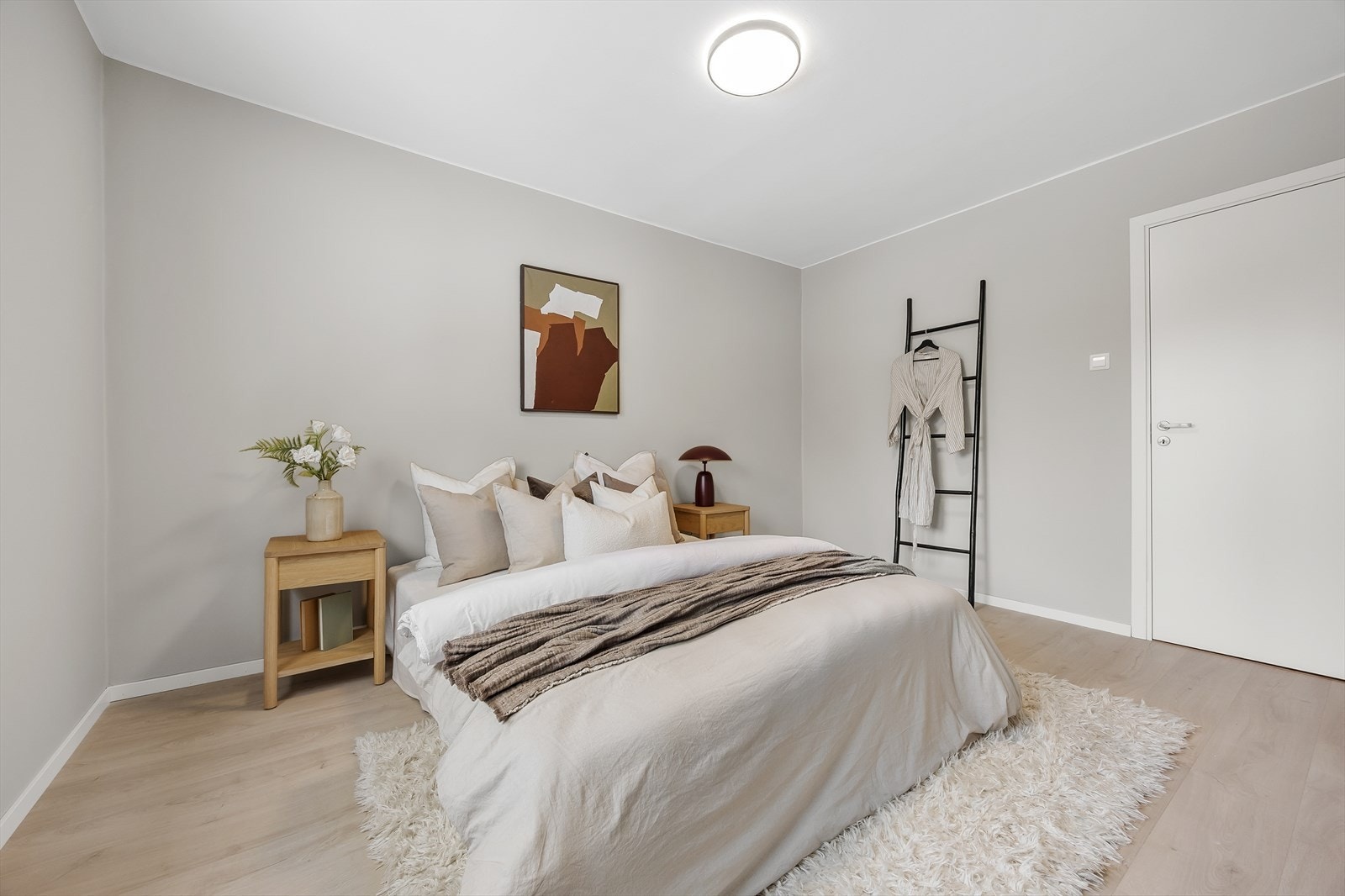 Radiator under vinduet sørger for jevn oppvarming. Galleribilde