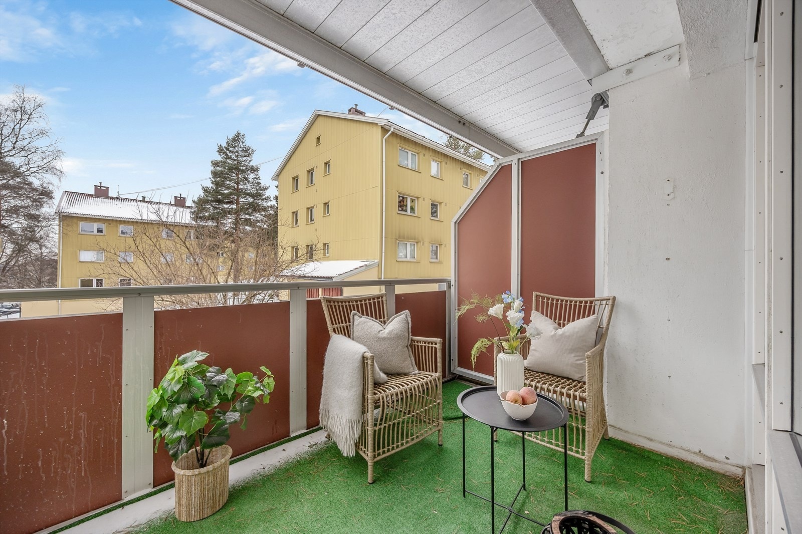 Rekkverket i stål og treplater har en høyde på 1,02 meter. Galleribilde