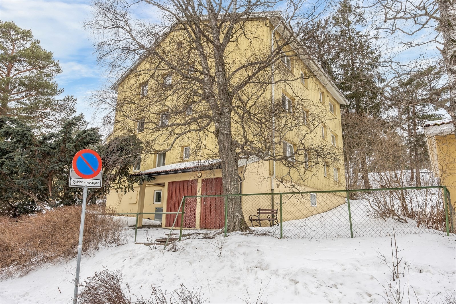 Bygget har bærekonstruksjoner i betong og er utvendig kledd med stålplater. Galleribilde