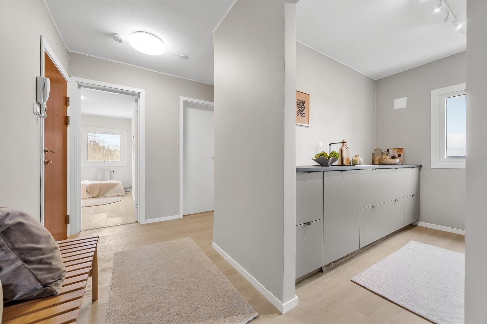 Fra gangen er det enkel adkomst til både kjøkken, soverom og bad. Galleribilde