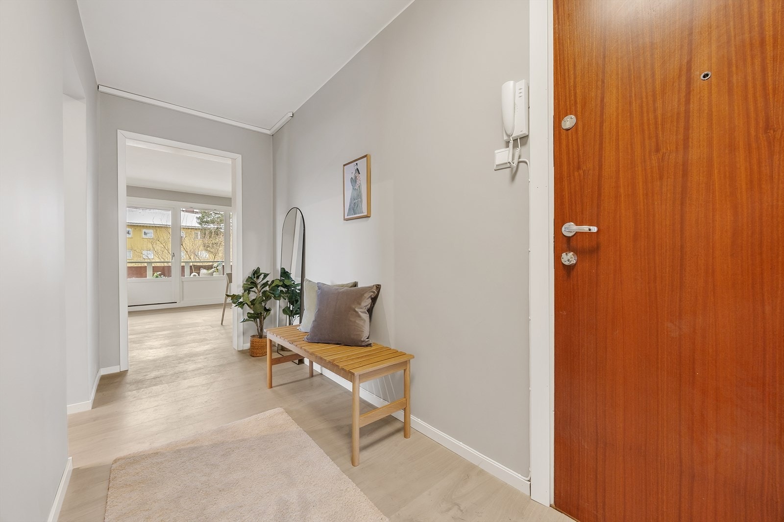 Velkommen inn i en lys entré med porttelefon og direkte tilgang til leilighetens øvrige rom. Galleribilde