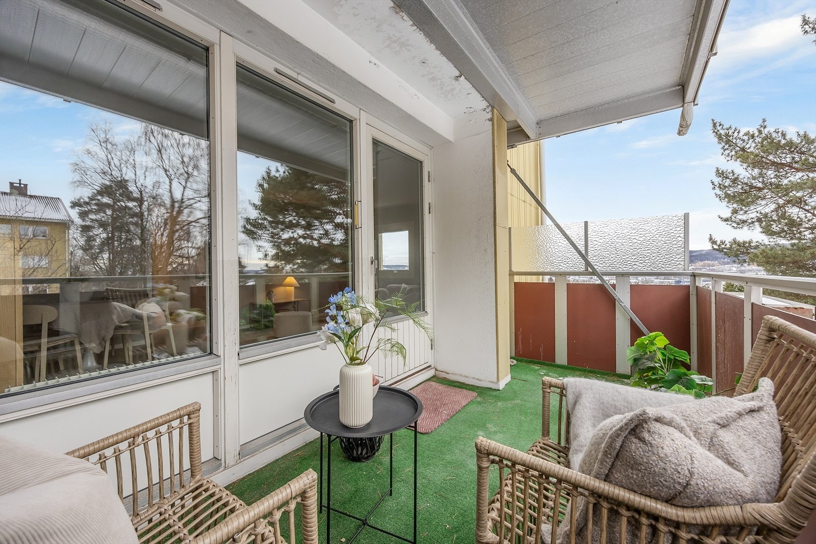 Den sørvestvendte balkongen på 8 m² har god plass til en hyggelig sittegruppe. Galleribilde