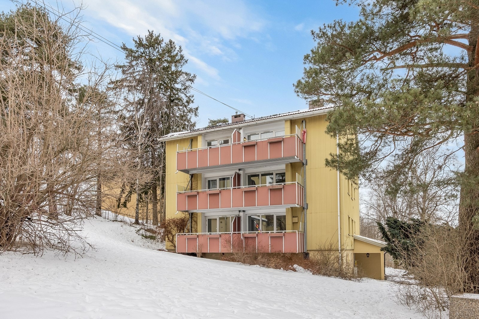 Bygningen har saltak og er fundamentert på faste masser. Galleribilde