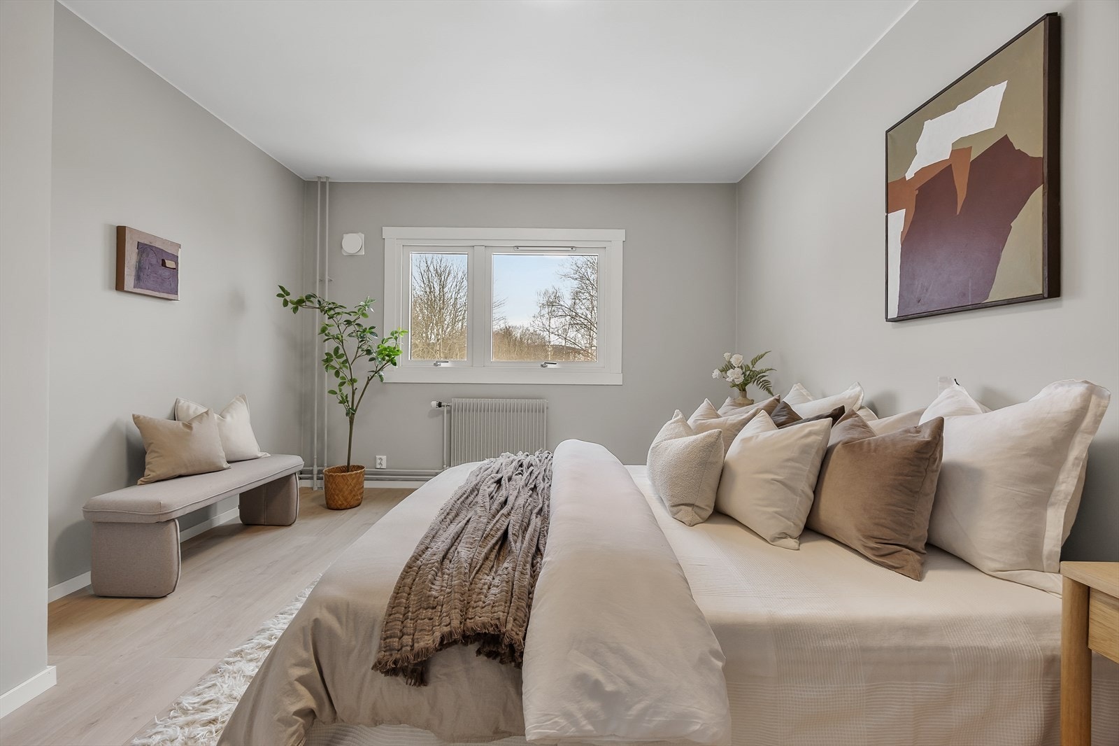 Rommet er lyst og vender mot rolige omgivelser. Galleribilde