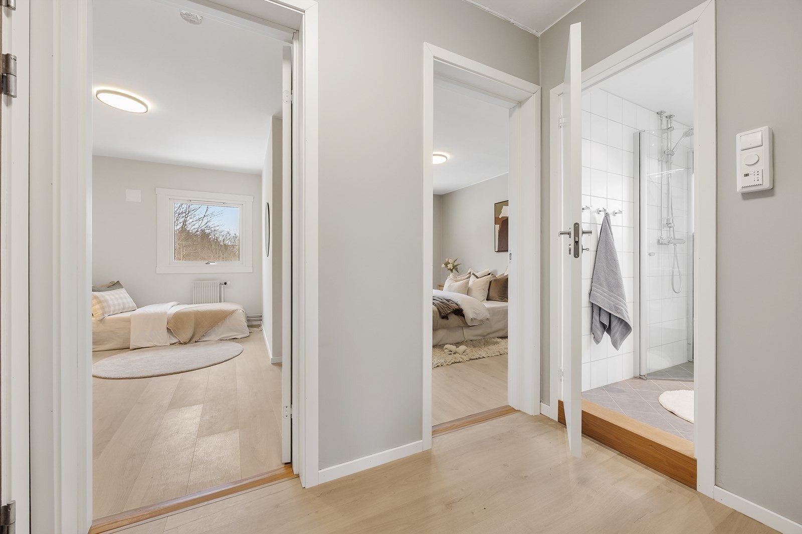 Fra gangen er det adkomst til leilighetens to soverom og bad. Galleribilde