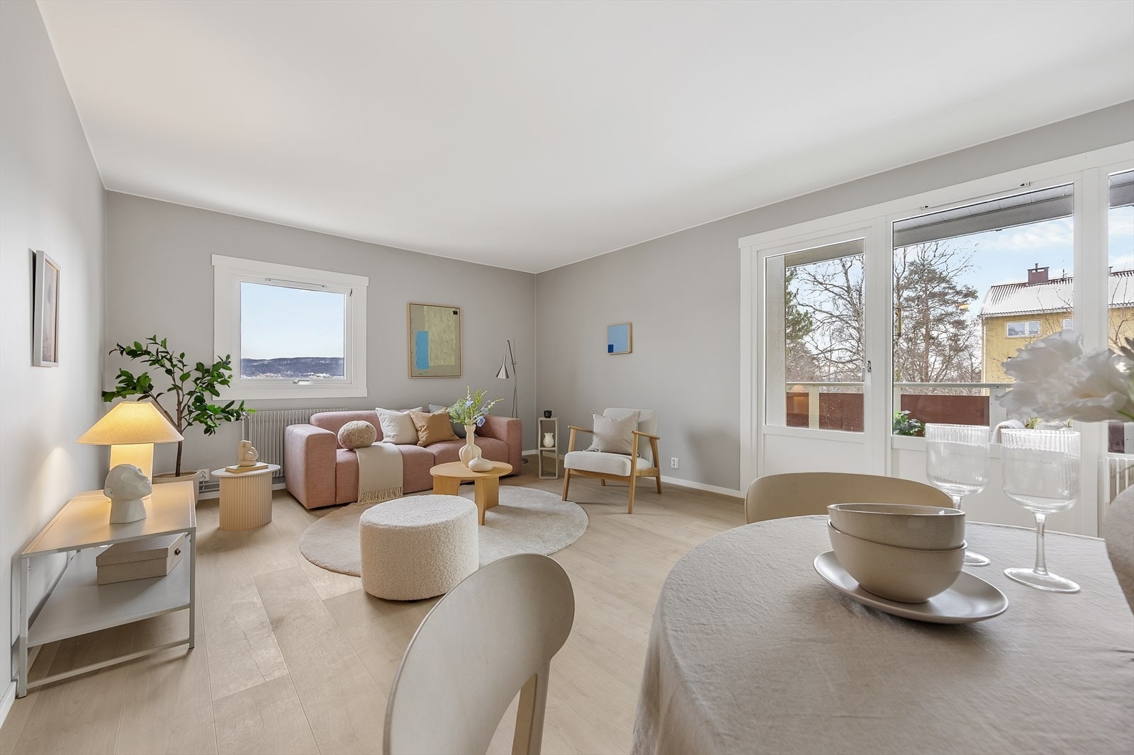 Fra stuen er det direkte utgang til balkongen via en utadslående dør med trelags glass. Galleribilde