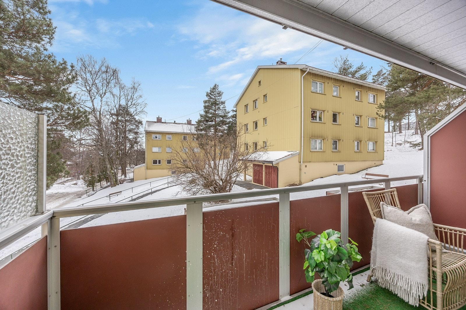 Fra balkongen har du utsyn over borettslagets fellesarealer. Galleribilde