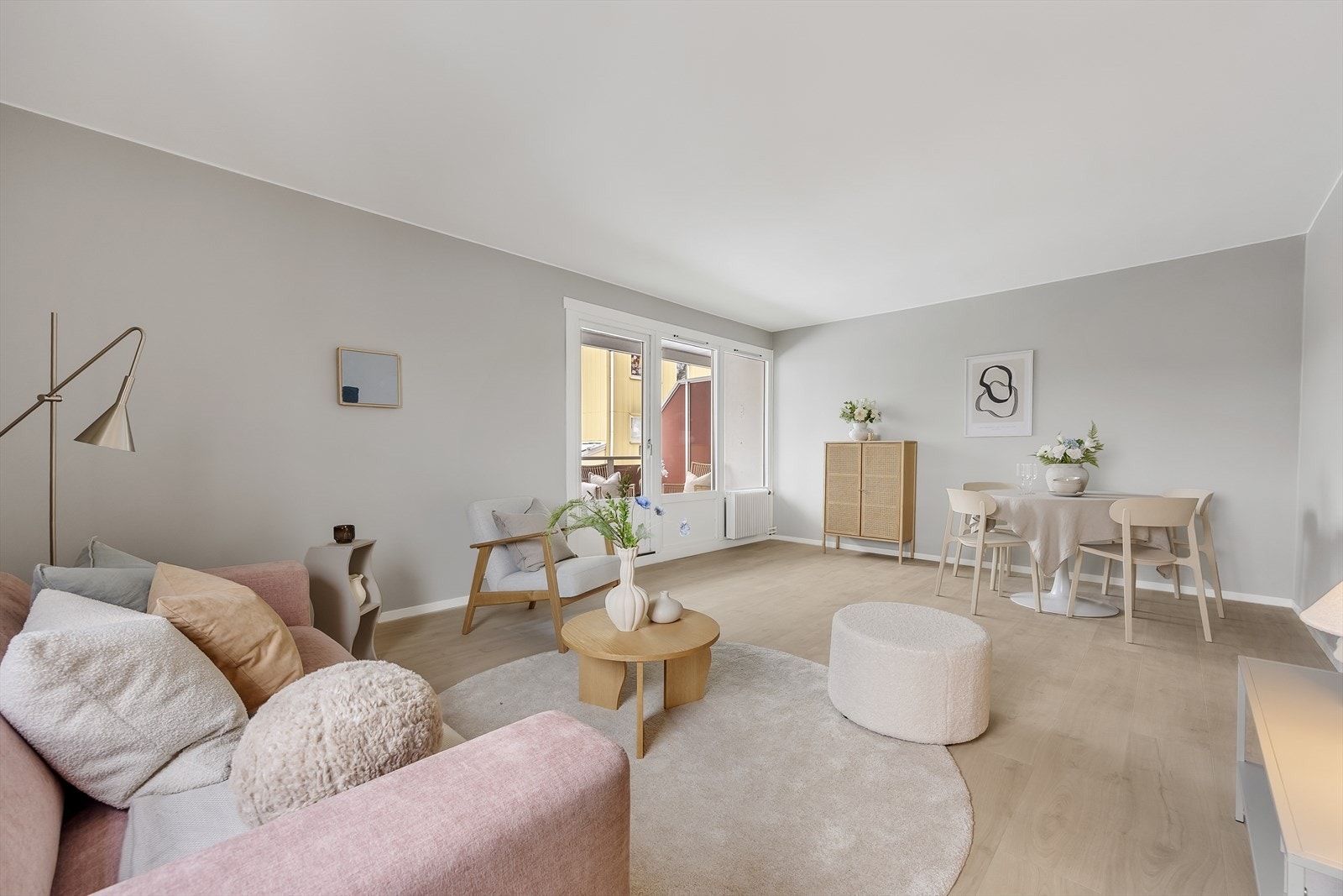 De store vindusflatene gir rikelig med naturlig lys inn i oppholdsrommet. Galleribilde