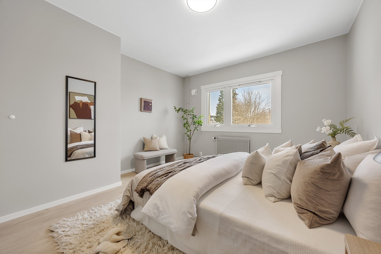 Hovedsoverommet har god plass til dobbeltseng og garderobeløsning. Galleribilde