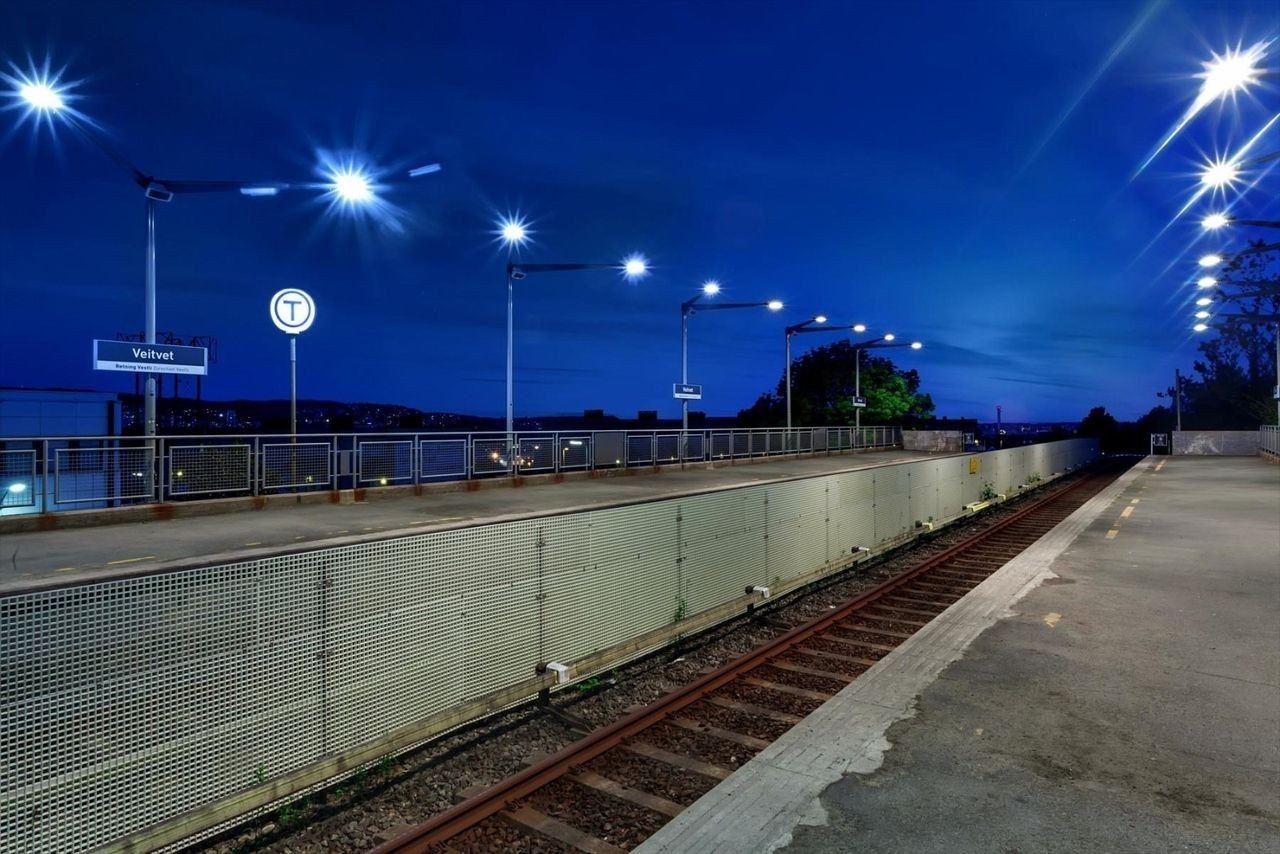 Kort gange til T-banestasjonen hvor du finner både linje 4 og 5 med hyppige avganger Galleribilde