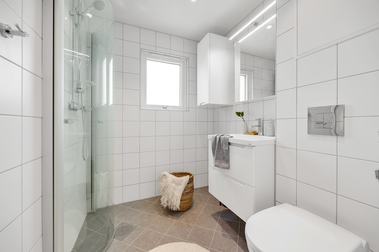 Badet ble renovert i regi av borettslaget i 2019 og har fliser på alle overflater. Galleribilde