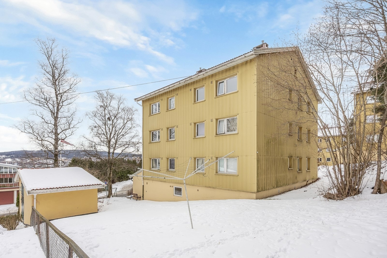 Borettslaget har opparbeidede fellesarealer med plen og beplantning. Galleribilde