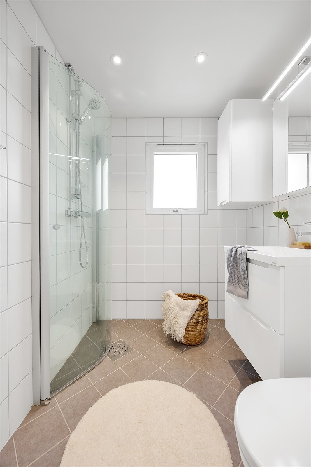 Dusjsonen har svingbare glassdører, og det er varmekabler i gulvet for ekstra komfort. Galleribilde