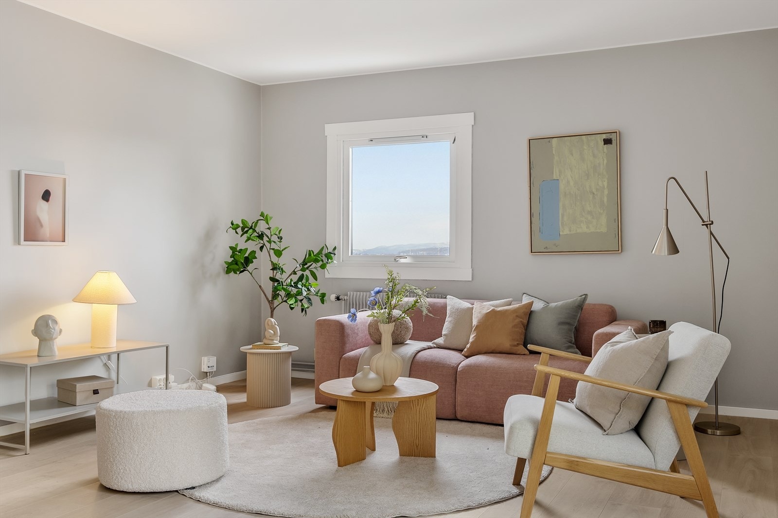 Stuen er enkel å innrede med plass til en komfortabel sofagruppe. Galleribilde