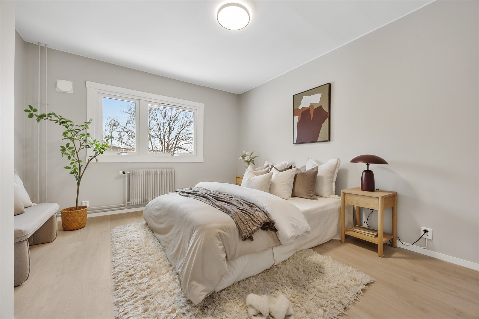 Også her er overflatene fornyet i 2025 med ny laminat og malte vegger. Galleribilde