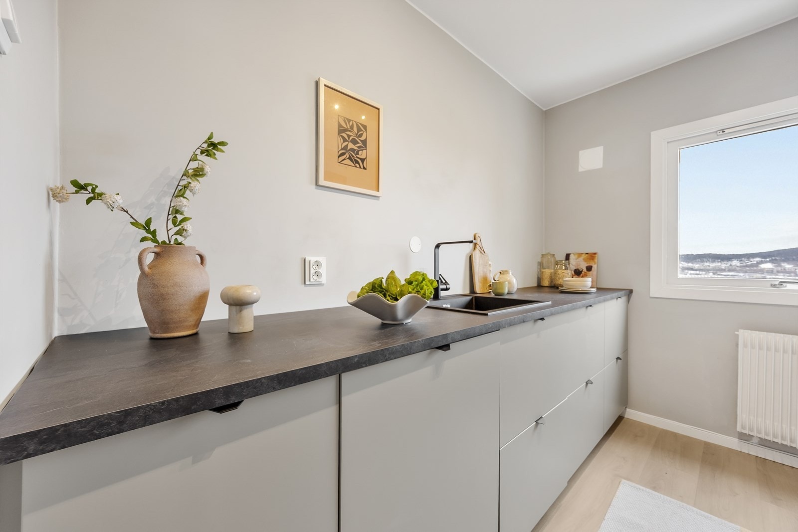 Benkeplaten i laminat har en nedfelt komposittkum og fliser på veggen over. Galleribilde