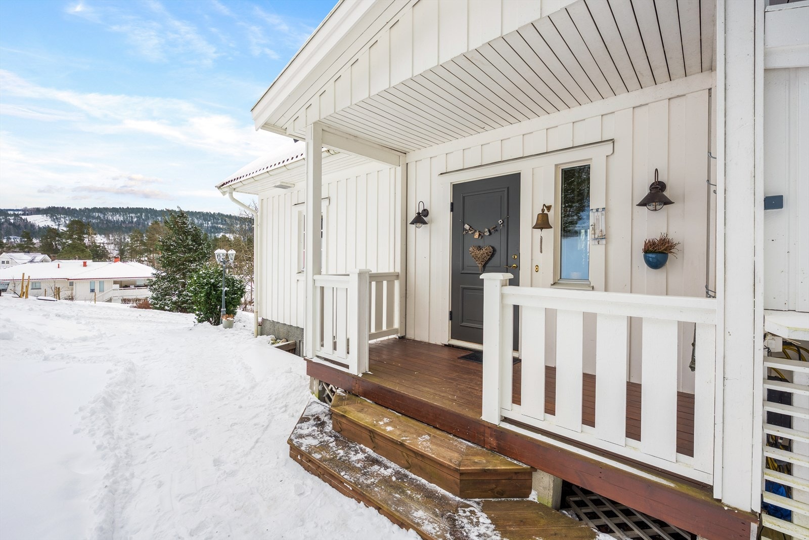 Hyggelig, overbygget inngangsparti ønsker velkommen til Kverntangen 102. Galleribilde