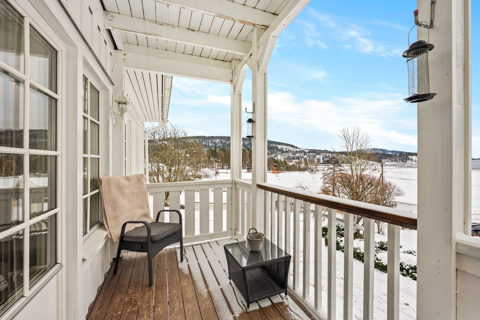 Utgang fra stuen til balkong med nydleig utsikt over Sandebukta. Galleribilde