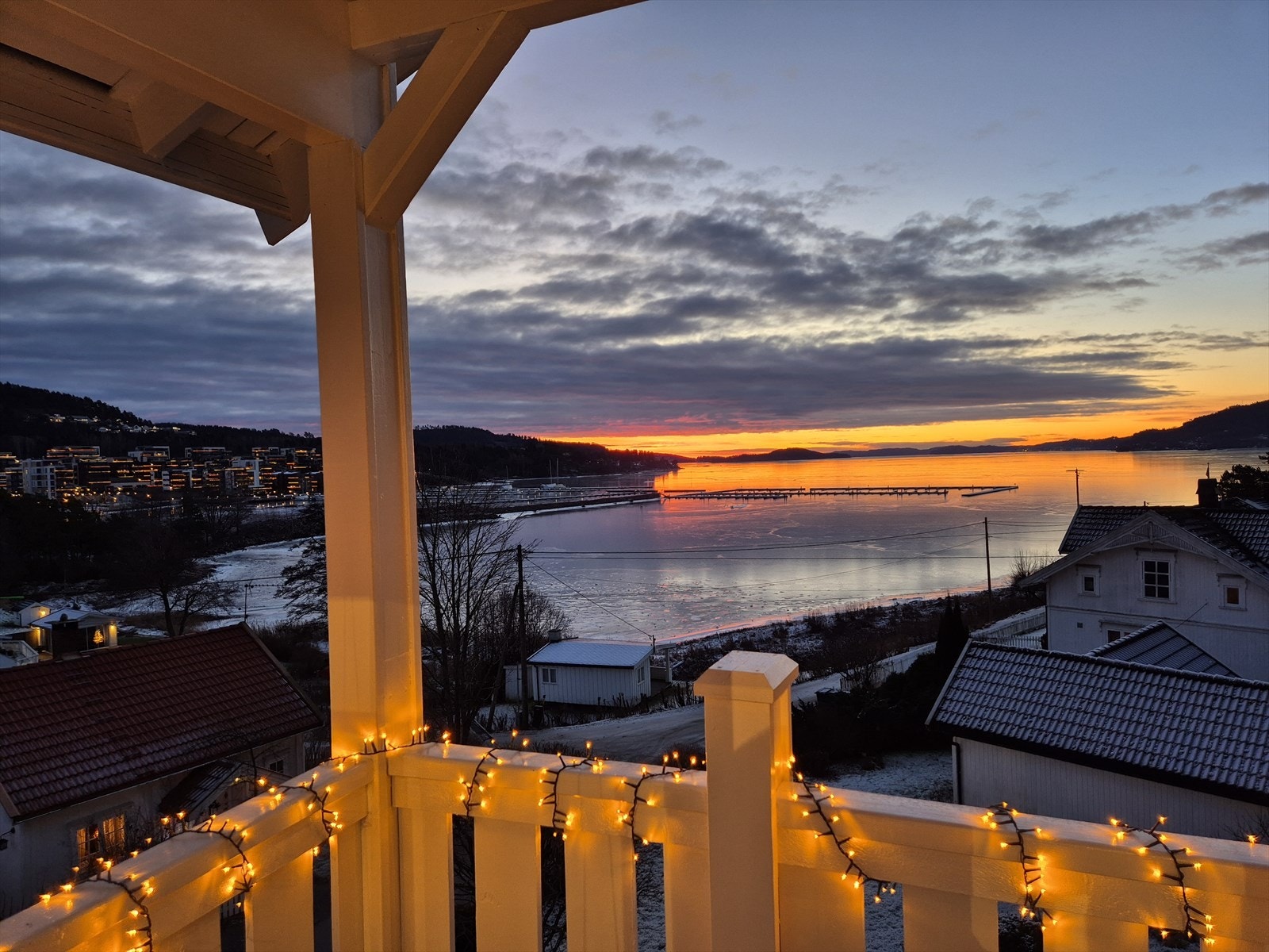 Her kan du lene deg tilbake og nyte naturens eget fargespill ved soloppganger. Selgers eget bilde. Galleribilde