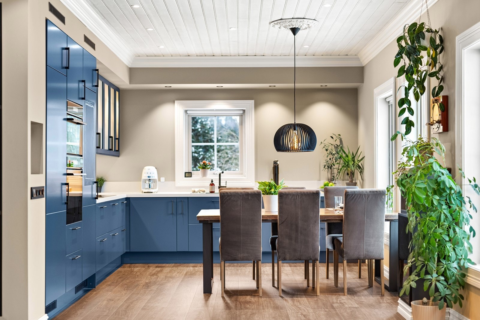 Kjøkken med spiseplass. Galleribilde