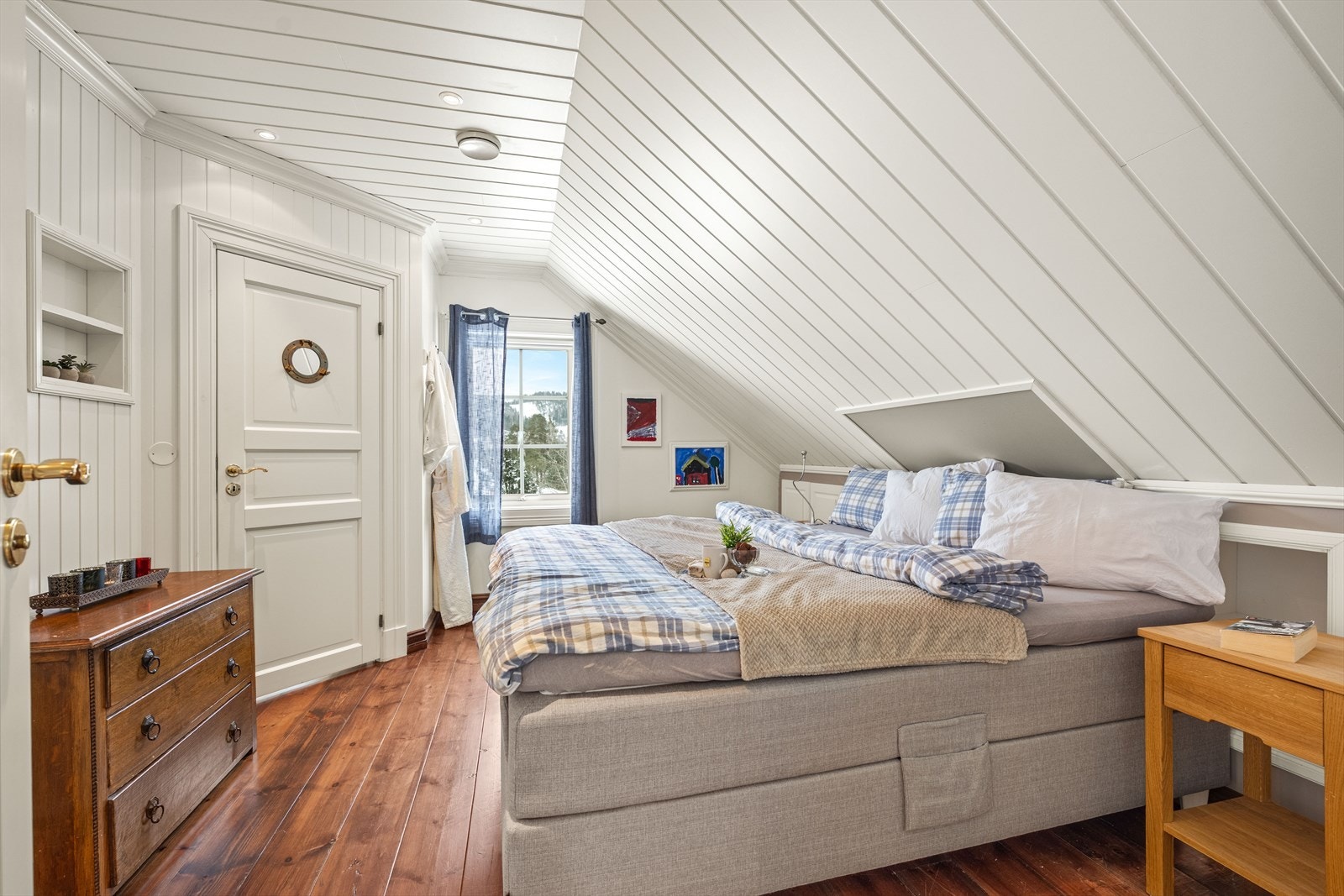 I 2. etasje er det tre soverom. Her er hovedsoverommet. Galleribilde