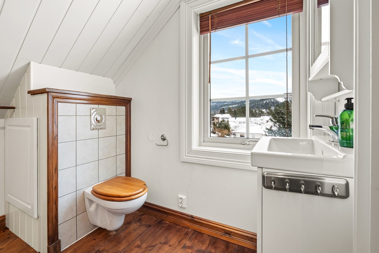 Hovedsoverommet har adkomst til garderoberom kombinert med toalettrom. Galleribilde