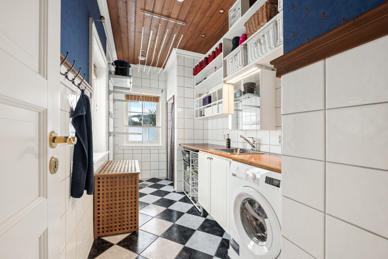 Vaskerom har flislagt gulv. Veggene er i kombinasjon av flis og tapet. Vannbåren gulvvarme - noe som gir ekstra komfort. Galleribilde