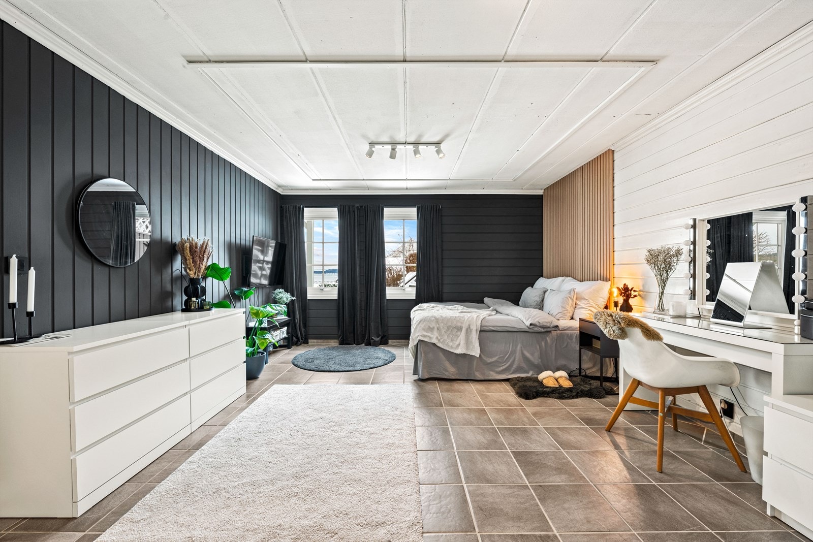 Stor kjellerstue - perfekt for ungdommen som ønsker sitt eget område. Galleribilde