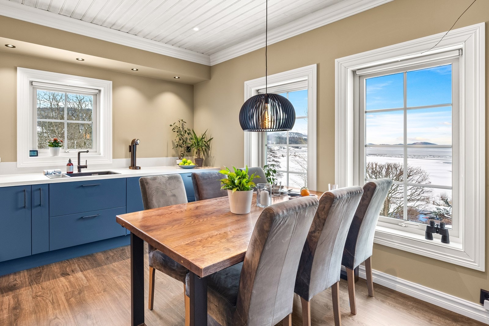 Flott spiseplass ved vinduene med nydelig utsikt over bukta. Galleribilde