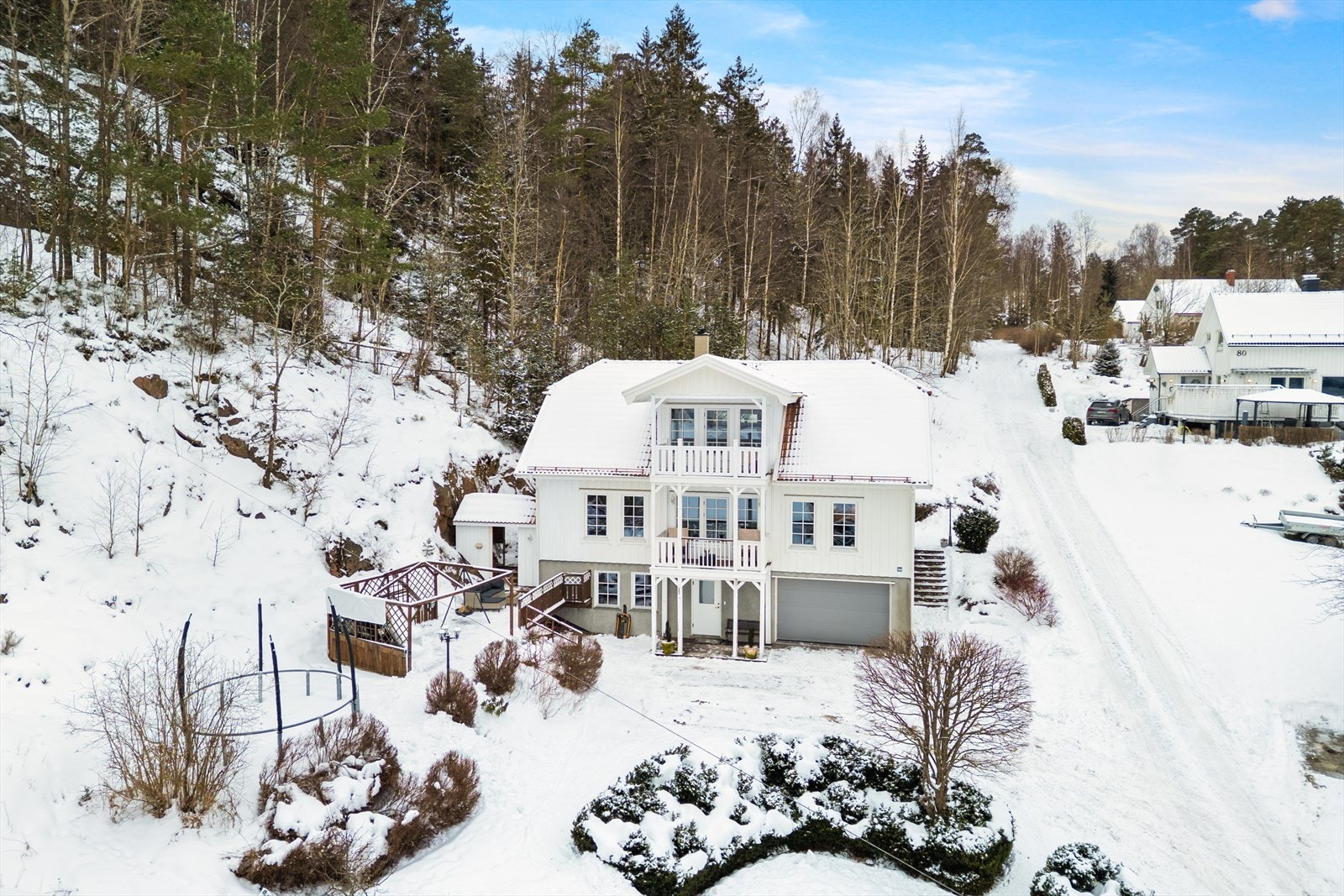 Eiendommen kombinerer idyllisk natur med nærhet til hverdagstilbud og har kort vei til fjorden, badeplasser, småbåthavn og marka med flotte turstier. Galleribilde