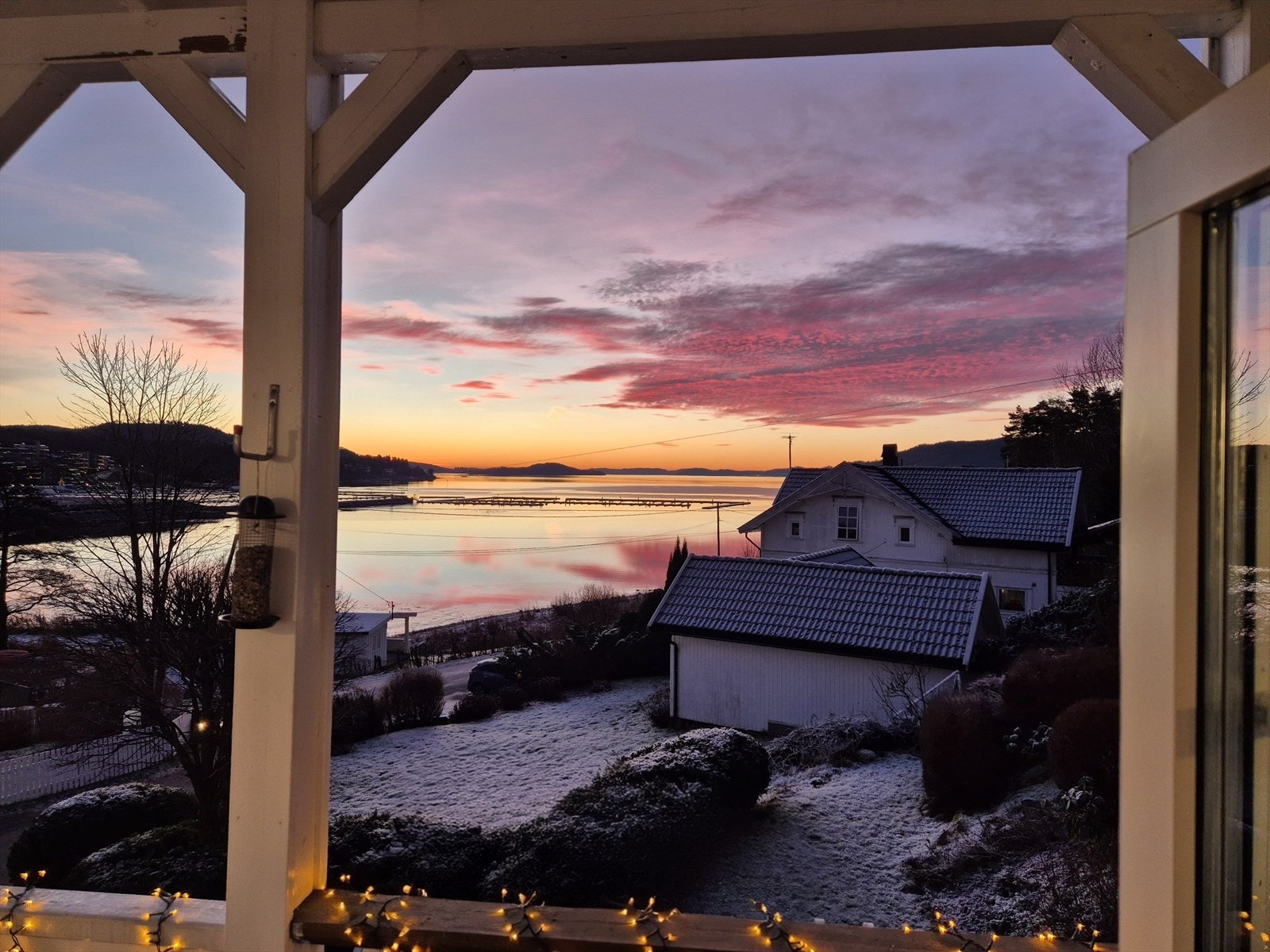 Her kan du lene deg tilbake og nyte naturens eget fargespill ved soloppganger. Selgers eget bilde. Galleribilde
