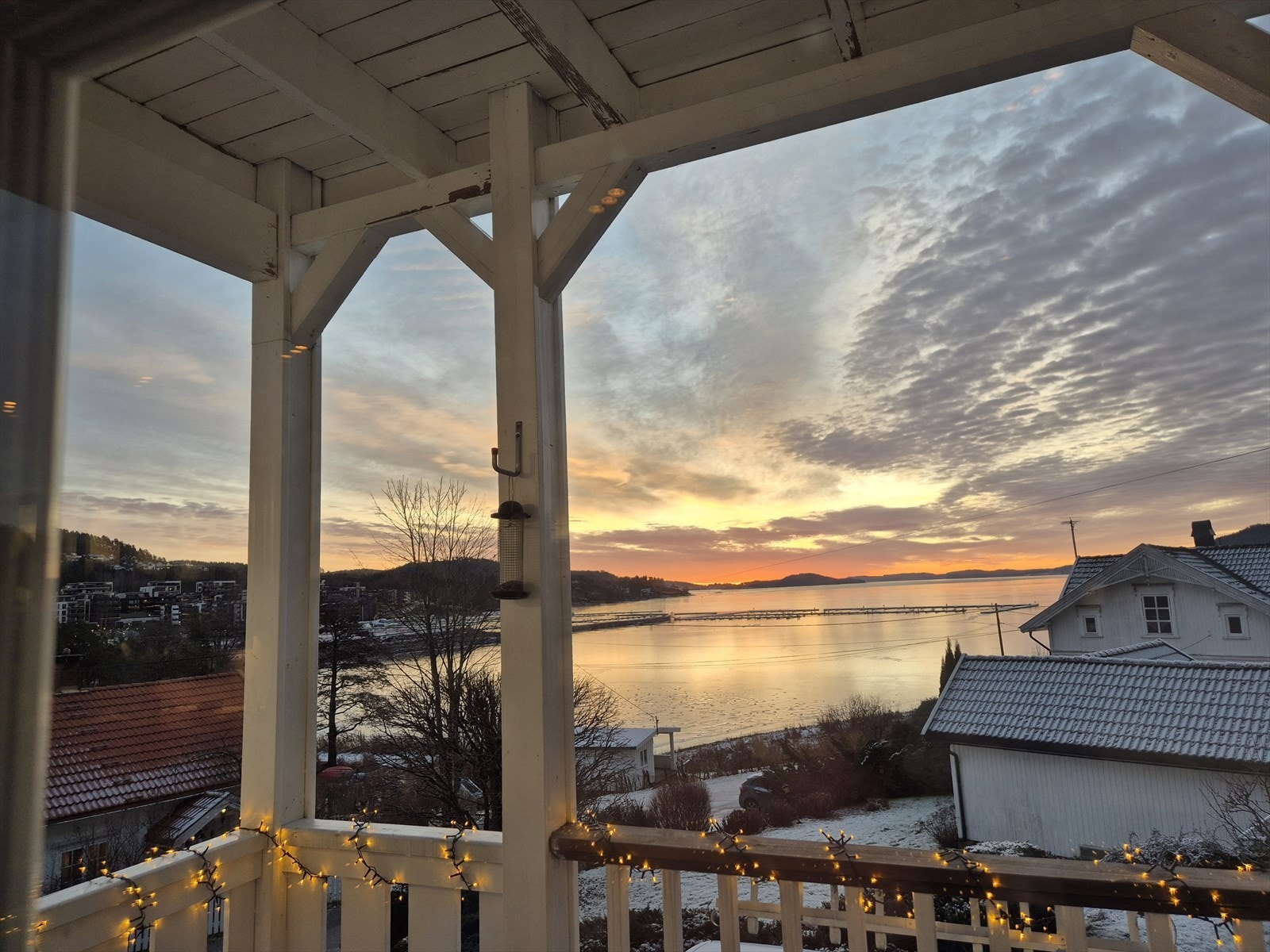 Her kan du lene deg tilbake og nyte naturens eget fargespill ved soloppganger. Selgers eget bilde. Galleribilde