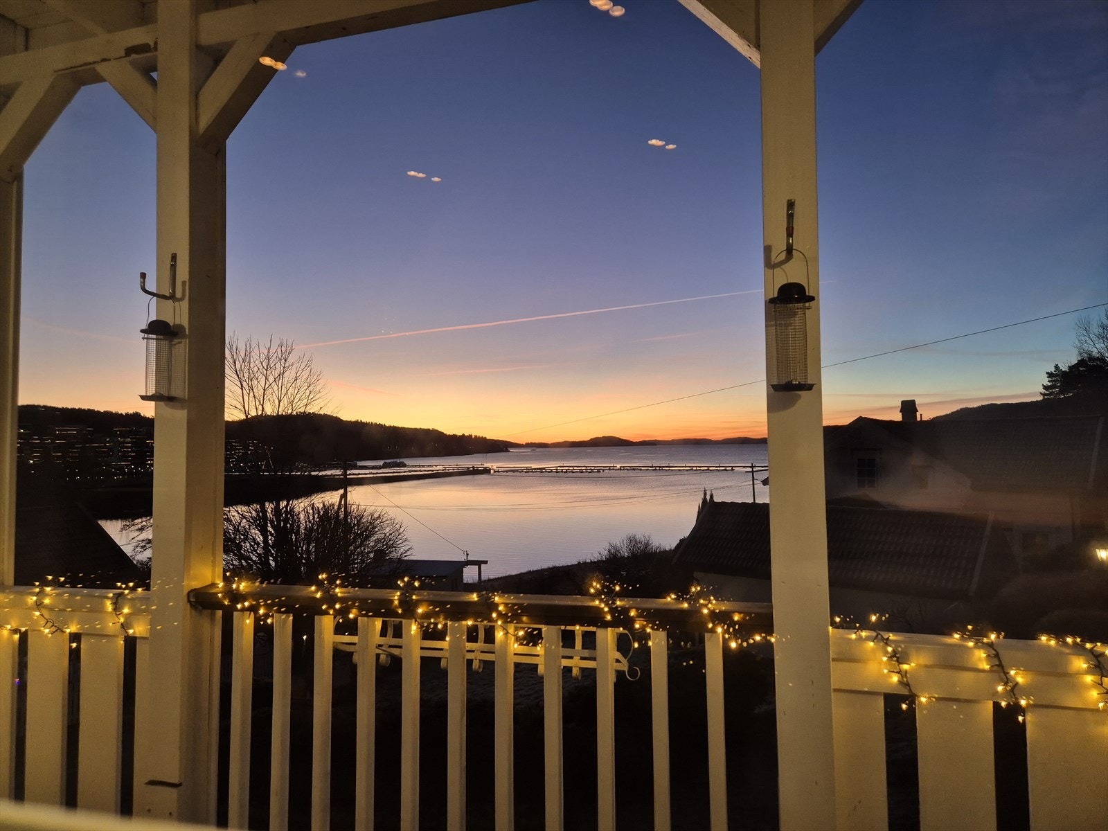 Her kan du lene deg tilbake og nyte naturens eget fargespill ved soloppganger. Selgers eget bilde. Galleribilde