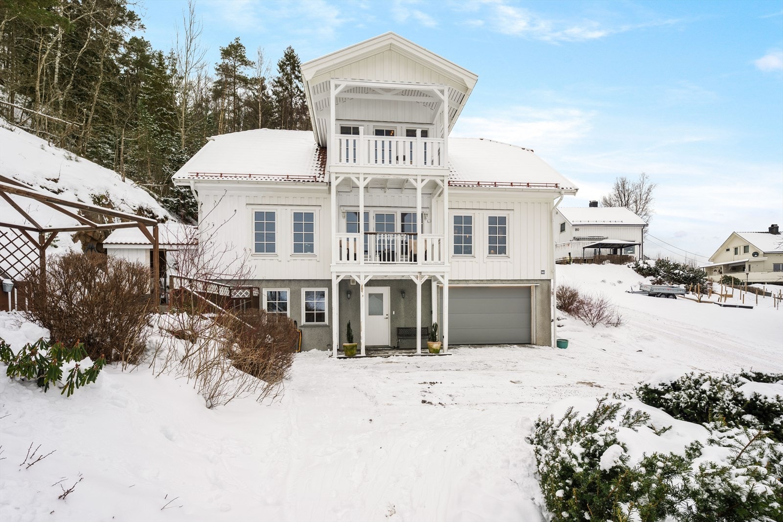 Fra hagen/gårdsplassen er det direkte inngang til underetasjen. Galleribilde