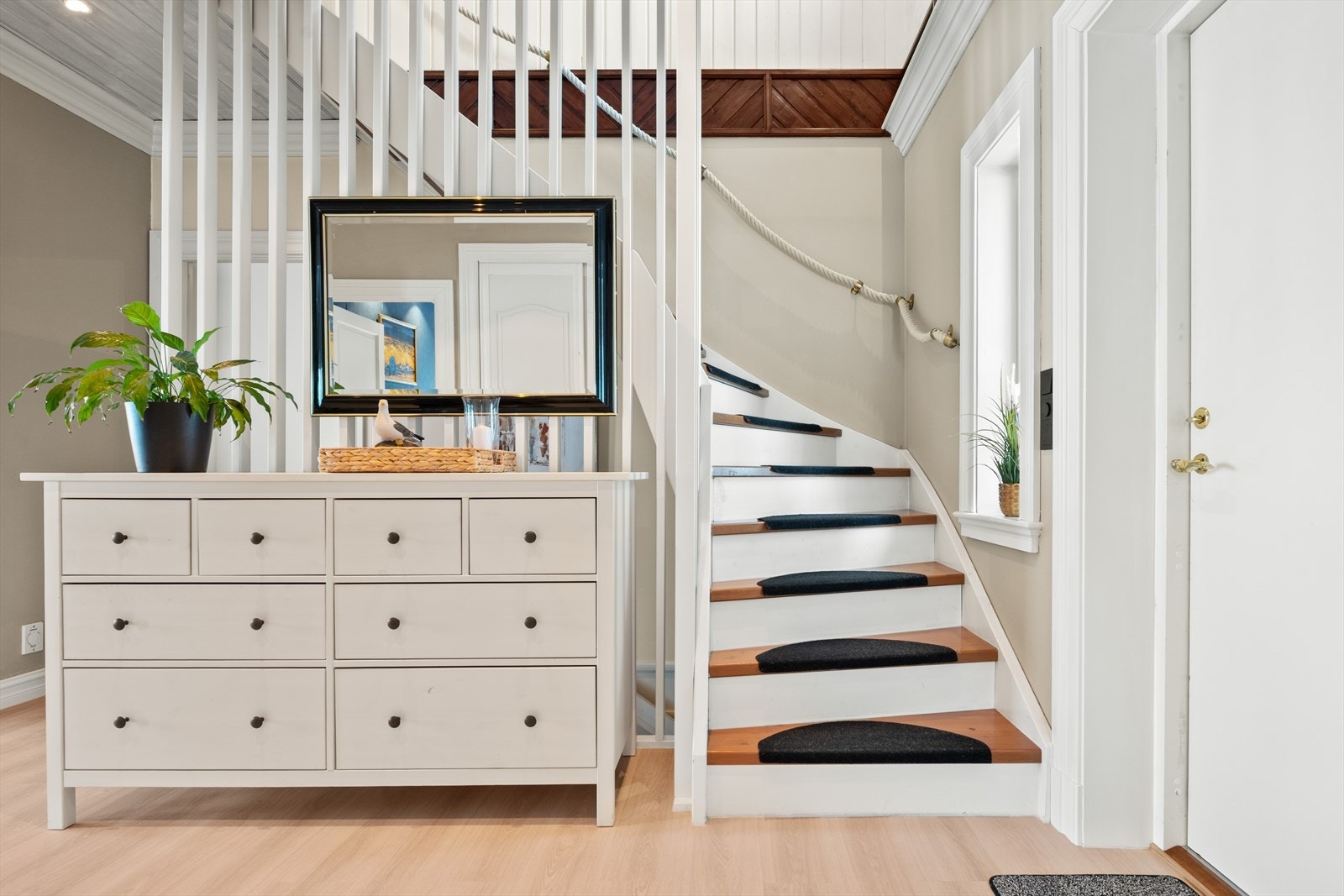 Solid trapp leder opp til 2. etasje. Galleribilde