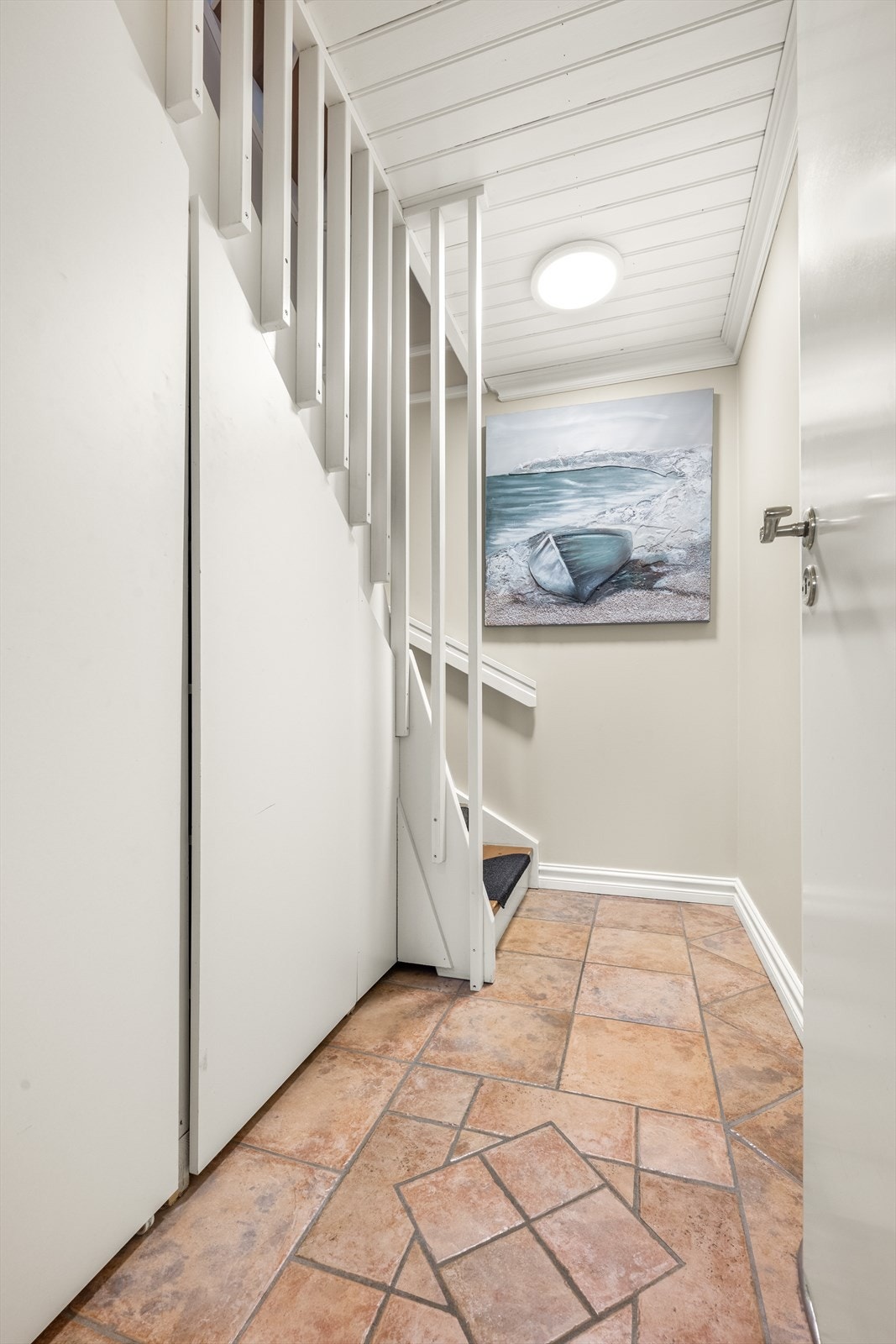 Solid trapp ned til underetasjen. Galleribilde