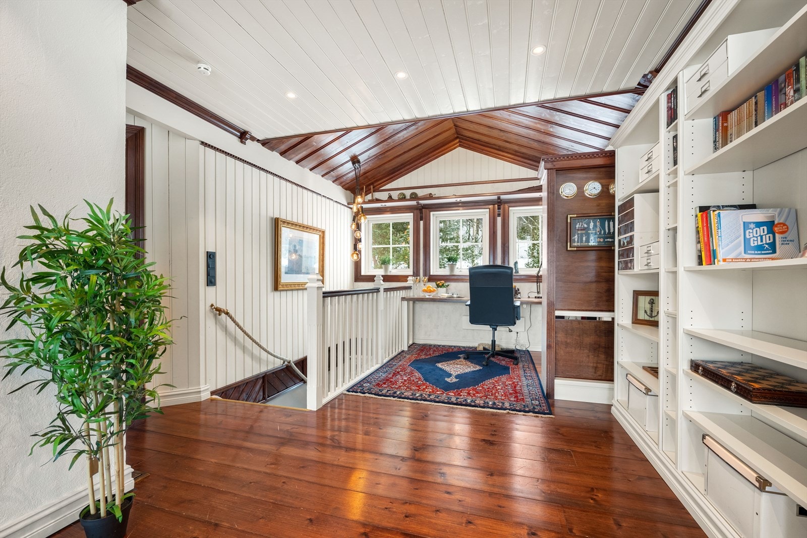 I 2. etasje finnes en lys loftstue og tre soverom. Galleribilde