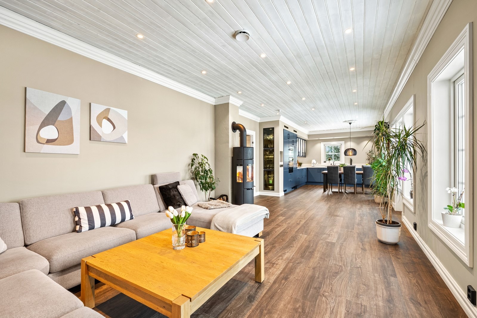 Åpen, sosial løsning mot kjøkken og spiseplass. Galleribilde