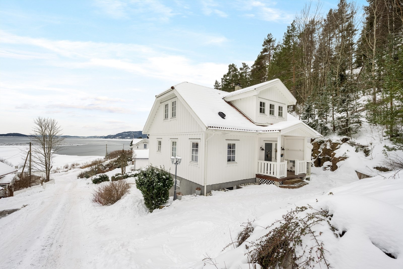 Eiendommen har en flott beliggenhet på Kverntangen - et av de mest attraktive og etterspurte boligområdene i Sande. Foto: Knipzet v/ Lars Magnus Strøm Galleribilde