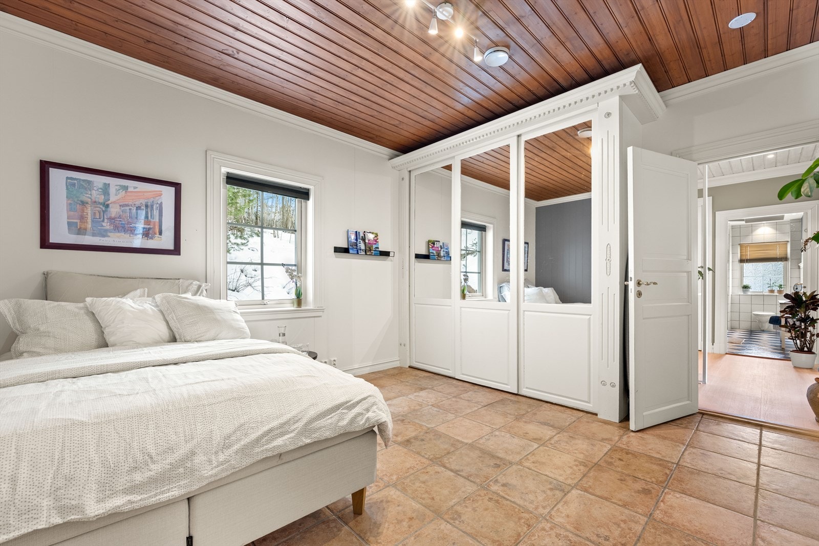 Soverommet i 1. etasje er av romslig størrelse og har skyvedørsgarderobe. Galleribilde