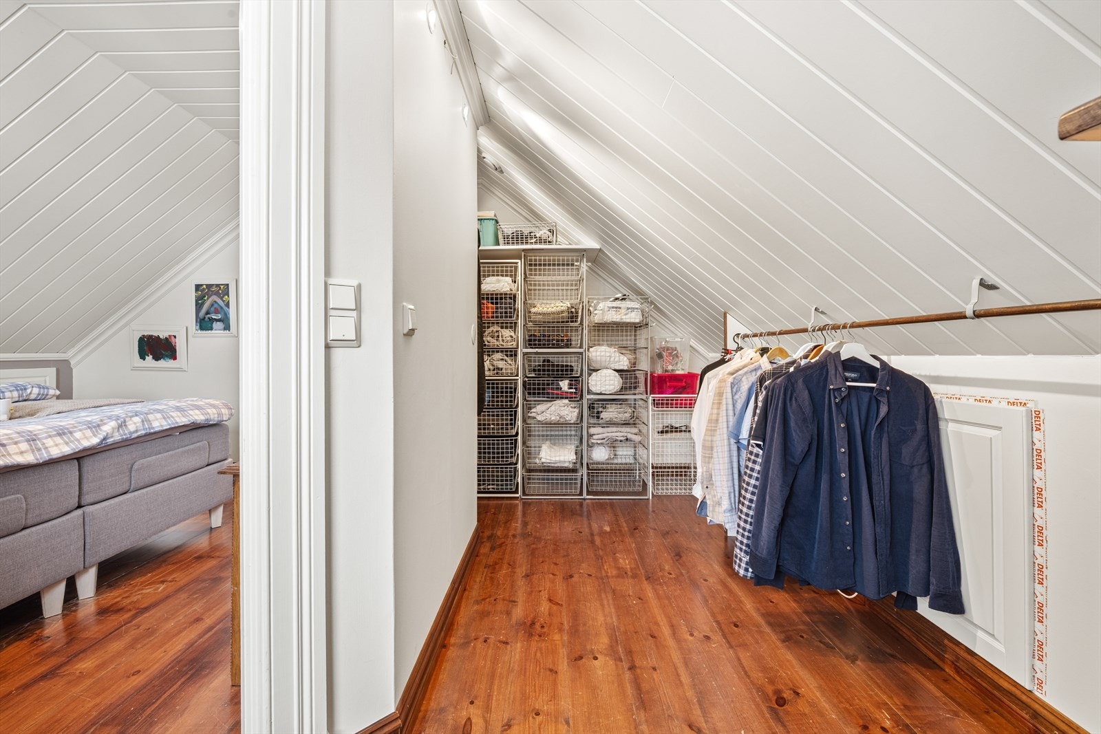 Fra hovedsoverommet er det adkomst til eget garderoberom kombinert med toalettrom. Galleribilde